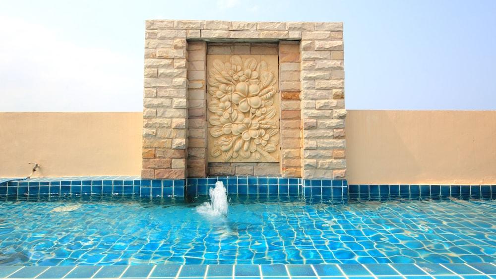 Aiyara Palace Pattaya Bagian luar foto A wall fountain